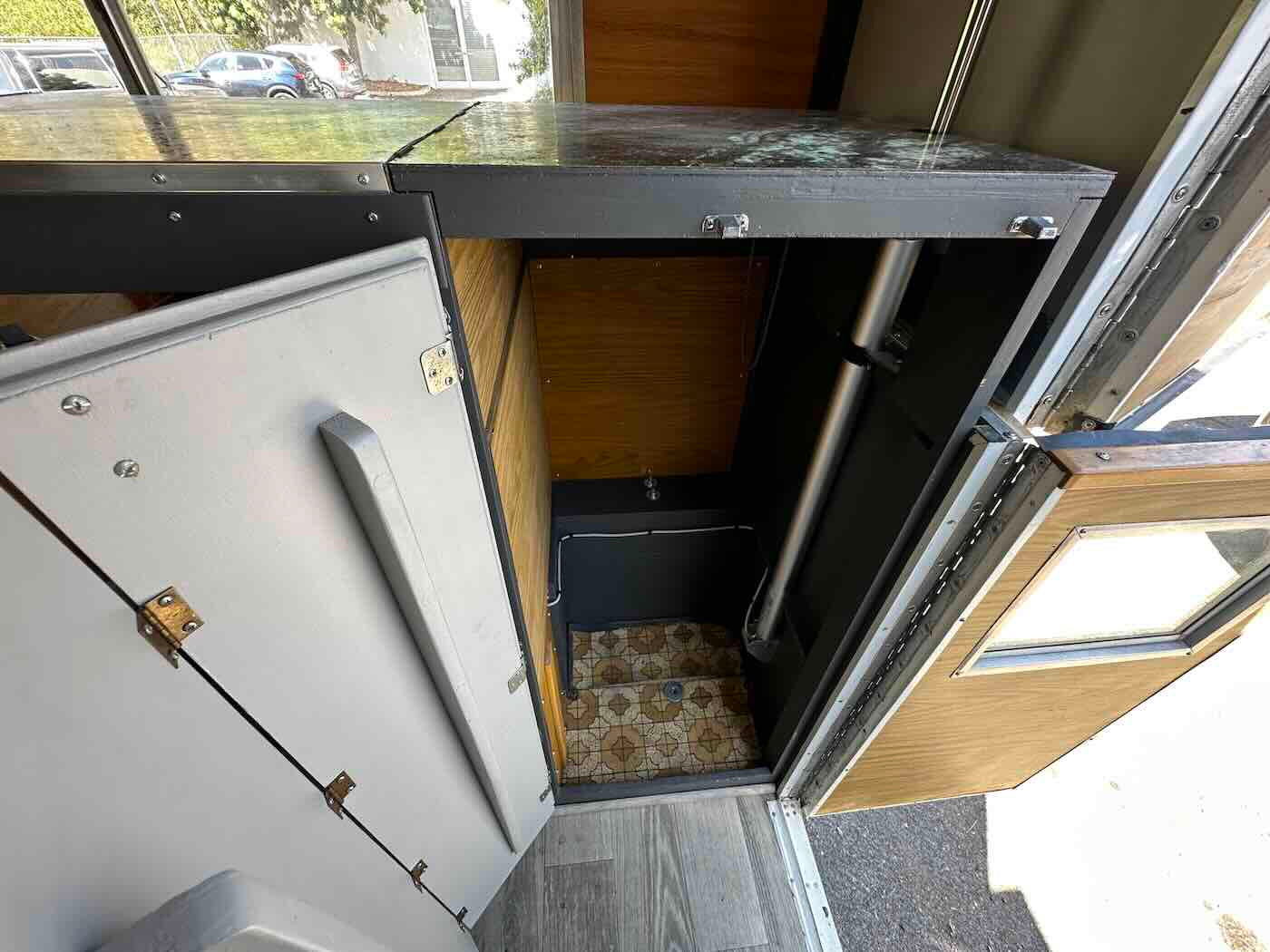 1970's Alaskan 8 ft Cabover