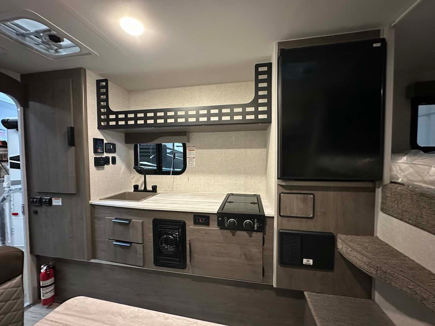 Lance Squire 825 - In Stock