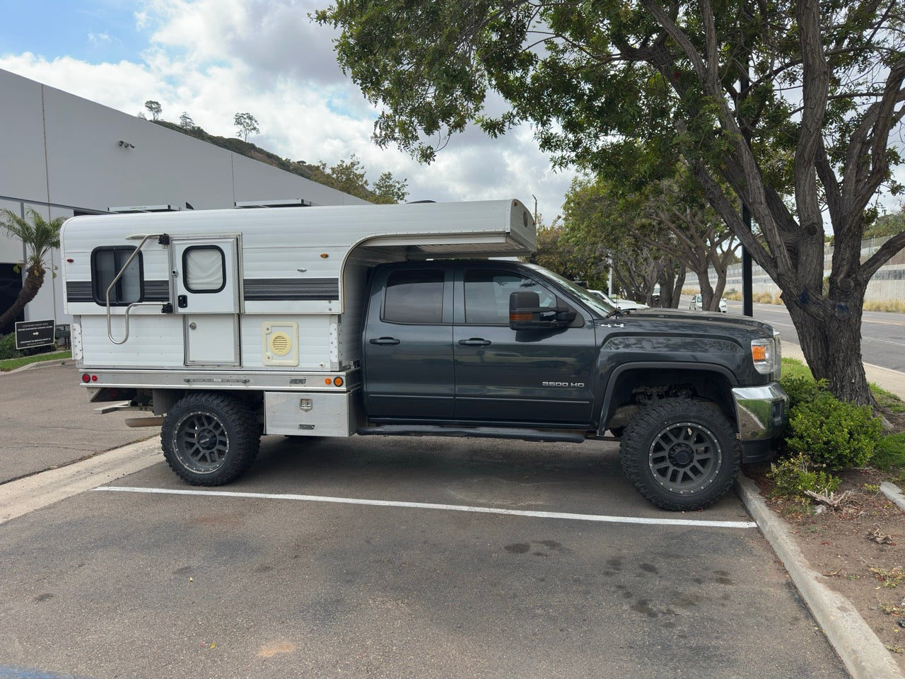 Alaskan 8.5' Flatbed 2017 GMC 3500