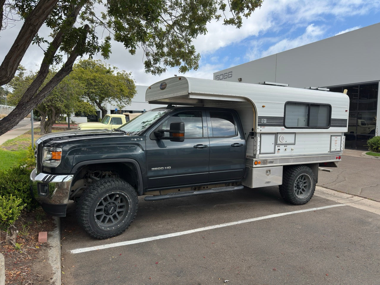 Alaskan 8.5' Flatbed 2017 GMC 3500