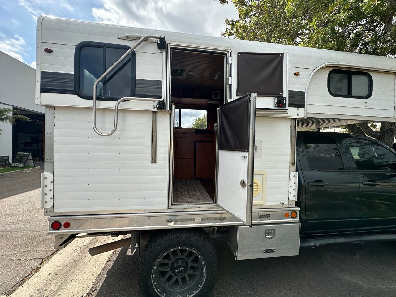 Alaskan 8.5' Flatbed 2017 GMC 3500