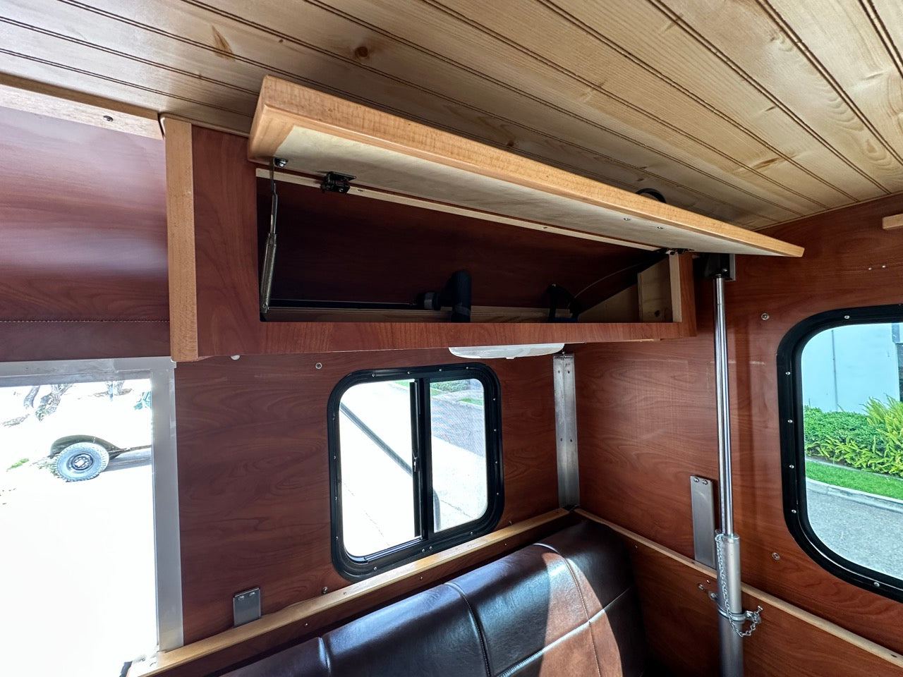 Alaskan 8.5' Flatbed 2017 GMC 3500