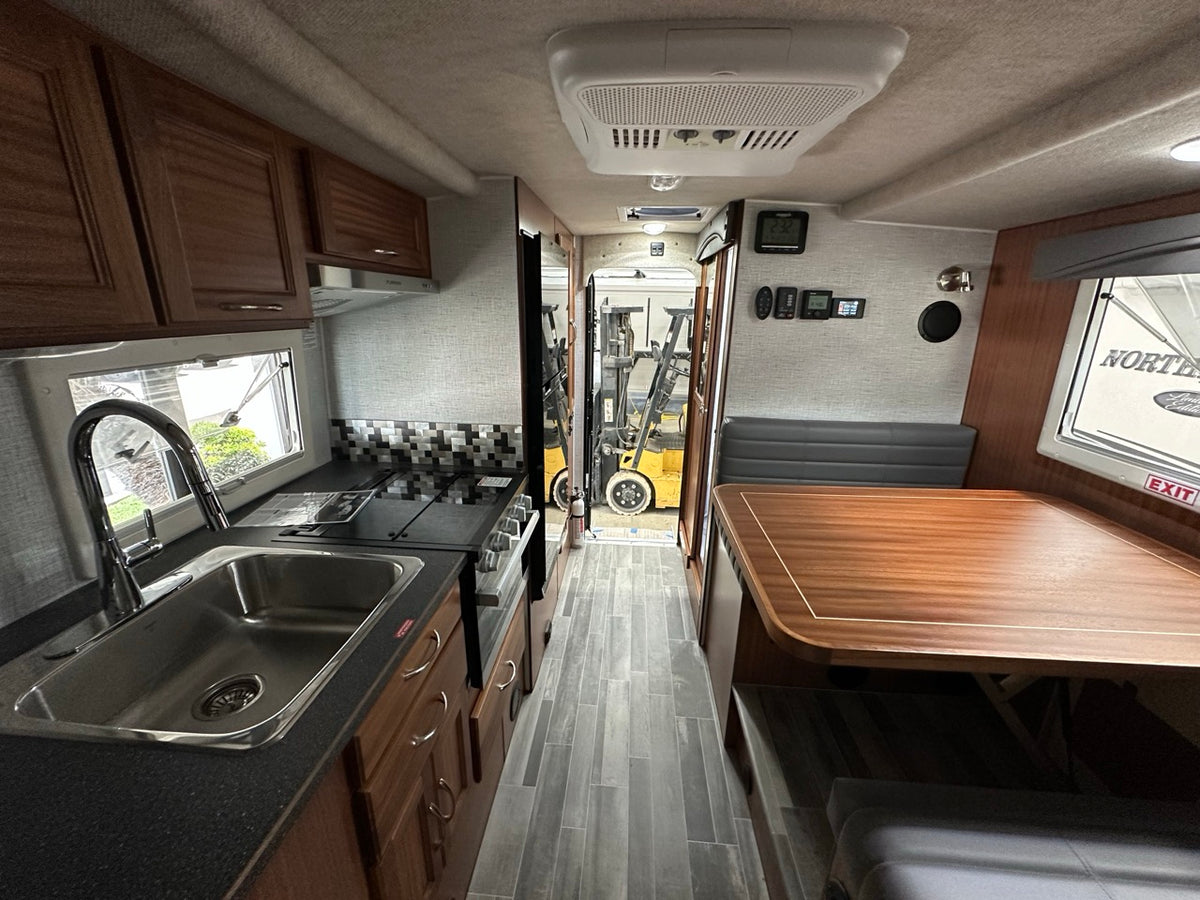 2027 Northern Lite LE 9-6 - 600 Ah Package