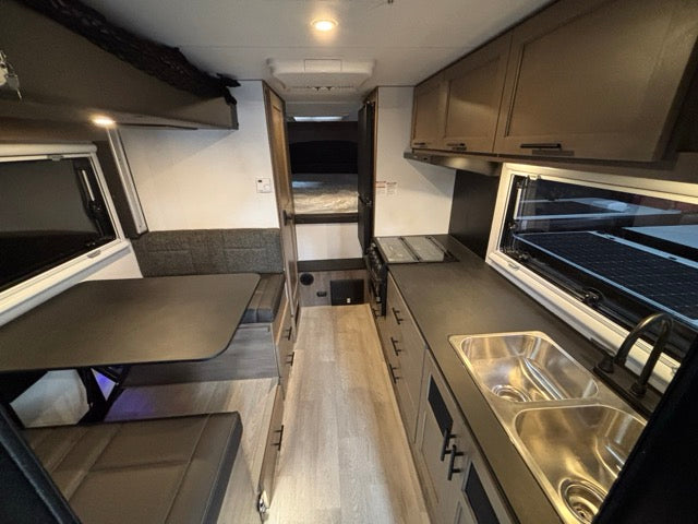 2027 Adventurer 901SB - 22586
