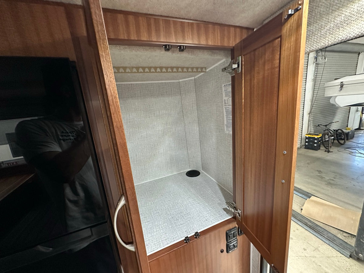 2027 Northern Lite LE 9-6 - 600 Ah Package