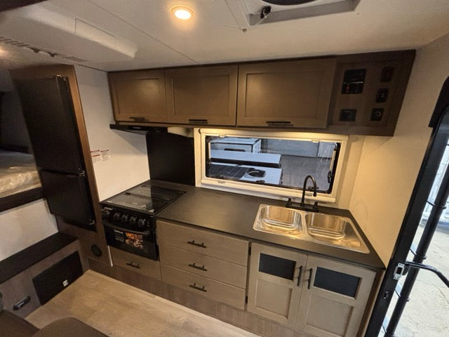 2027 Adventurer 901SB - 22586