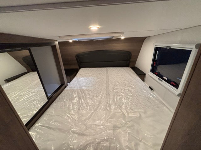 2027 Adventurer 901SB - 22586