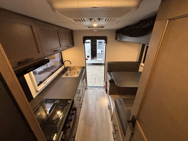 2027 Adventurer 901SB - 22586